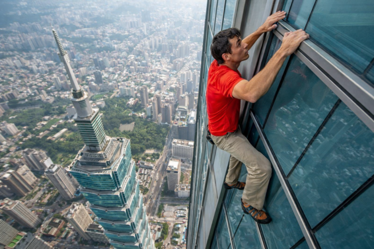 Alex Honnold scales Taipei 101